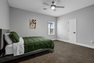 Friends & Family 6 bedrooms 8 beds 4 bath Sleeps 12 - 5