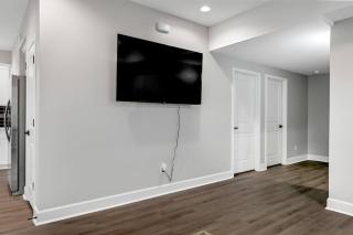 Friends & Family 6 bedrooms 8 beds 4 bath Sleeps 12 - 3