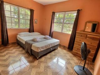 Mountain View Family Home In Town with King Suite and Midterm Available - San Ignacio - 4