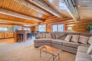 Tucked Away Timber Upper Suite - Fairbanks - 4