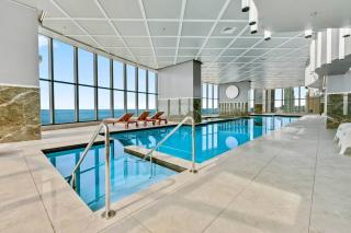 Luxe Canal View APT in Surfers Steps from the Sea - Gold Coast - 8
