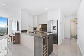 Luxe Canal View APT in Surfers Steps from the Sea - Gold Coast - 5