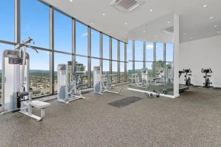 Luxe Canal View APT in Surfers Steps from the Sea - Gold Coast - 3