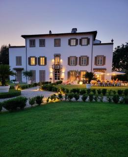LA VILLA APARTMENTS - Convenient for Sardinia and Corsica - 4-5 beds -Private Parking included with Camera - Livorno - 8
