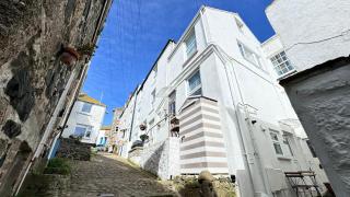 SMUGGLERS HIDE or SMUGGLERS CABIN - EITHER a 2 Bedroom FISHERMANS COTTAGE with Childs Bunk and HARBOUR VIEWS - OR a ground floor private small CABIN ROOM - 10 Metres To Sea Front - Book Both for a 3 Bed House - 2023 GLOBAL REFURBISHMENT AWARD WINNER - 5