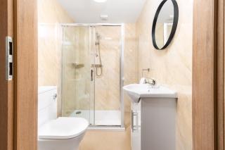Modern 2 Bedroom Apartment - Off-street Parking - Top Rated - 1aS - - 5