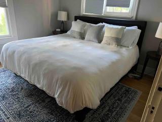 Beautiful Luxury Suite B of Shorewood Home - 6