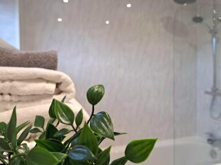 Cozy, Charming 3-Bedroom Home in Chester- Free Parking- Sleeps Up To 6 - Chester - 2
