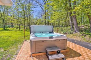 Eclectic Troy Retreat & Hot Tub! - Troy - 9