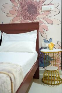 AC Queen Room Near Wipro Circle Gachibowli - Haiderabad - 4
