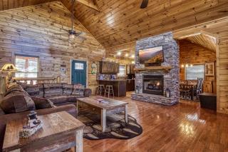 Hillbilly Hylton, Hot Tub, 1089 FREE tickets each paid day, Dollywood and More - Sevierville - 0
