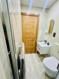 2 Bedroom Flat or Appartment near Heathrow with Garden - 4