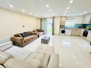 2 Bedroom Flat or Appartment near Heathrow with Garden - 1
