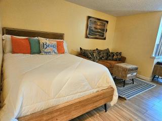 Oceanfront Escape With Balcony and heated salt water pool Sleeps 4 - Daytona Beach - 8