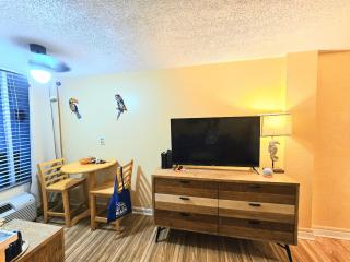 Oceanfront Escape With Balcony and heated salt water pool Sleeps 4 - Daytona Beach - 6
