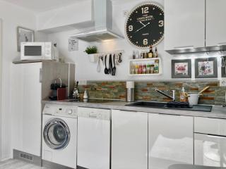 Living at Saarpartments - AdultsOnly - Business & Holiday Homes with Kitchen for Long- and Short Term stay, 3 min to St Johanner Markt and Points of Interest - Saarbrücken - 5