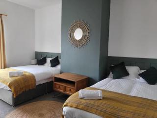 Nice 2 bedroom (3 beds) house in Huddersfield - Lindley - 1