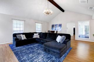 Luxurious Oasis W Serene Pool, Games & Fire Pit - San Antonio - 3