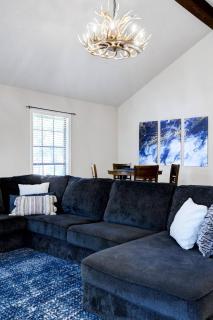 Luxurious Oasis w Serene Pool, Games & Fire pit - 2