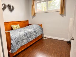 3 BR GREAT HOUSE WITH ONE parking - Richmond Hill - 2