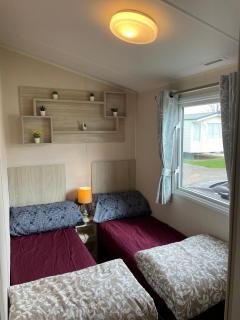 8 Bed Sun Decked Caravan Unlimited High speed Wifi and fun at Seawick Holiday Park - 1