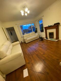 Spacious three bedroom property in Penrhyn bay - sleeps 6 - 8