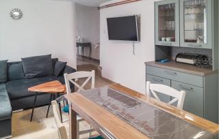 1 Bedroom Lovely Apartment In Risika - 7