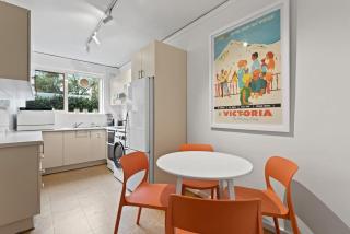 Urban Retro - Experience Vibrant Courtyard Charm - 6