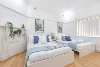 Homely 4 Bdrms House in Eastwood Sleeps 11 - 4