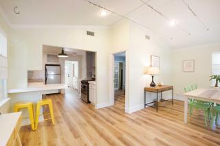 Group Stay at Cowboy Pool Home - Downtown Vibes - Austin - 3