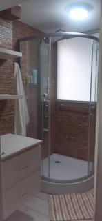 ALQUILER DE DEPARTAMENTO TIPO ESTUDIO EN HUARAZ. Ofrece una capacidad máxima de 6 personas, cuenta con comedor, sala y cocina. Además baño completo con ducha y columna de hidromasaje, agua caliente dispuesta por terma solar las 24 horas del día. - Huaraz - 2