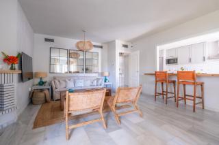 Apartamento con piscina. Los Naranjos de Marbella - Marbella - 1