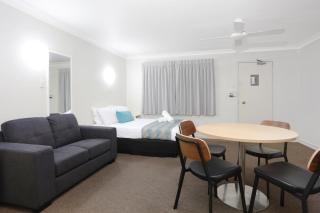Southport Motel & Apartments - 2
