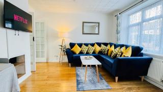 "The Cromwell" I Contractor's Haven Borehamwood I 3 - 6 Beds I Free Parking, Netflix & Sky Sports - Borehamwood - 0