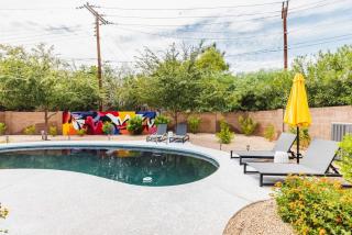 Heated Pool Outdoor Kitchen Patio Modern Design - Scottsdale - 9