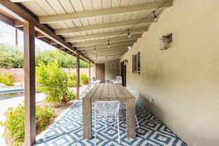 Heated Pool Outdoor Kitchen Patio Modern Design - Scottsdale - 4
