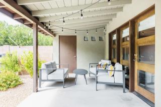 Heated Pool Outdoor Kitchen Patio Modern Design - Scottsdale - 5