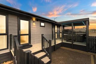 Arranview Lochside Pods & Lodges all with private Hot-tubs - 1