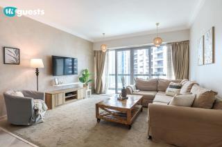 HiGuests - Royal 2BR Apt With Balcony Near Burj Khalifa - Dubai - 9