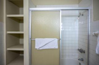 Ocean View King Room at Sahara Hotel - Montego Bay - 4
