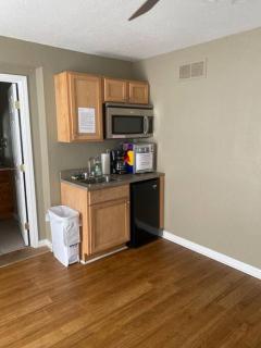 Studio C Sleep 6- Bachelor/Bachelorette Parties! - 3