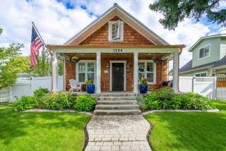 Picket Fences - Great Downtown Location - 2