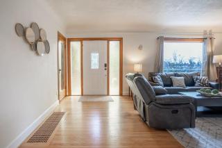 Burien's 3-BR Middle Unit Retreat with Deck BBQ - 4