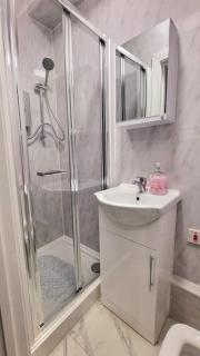 2 Bed Cosy Flat close to Bus & Tube Station - Londra - 5