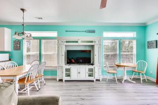Calm Coastal Haven with 2 Balconies Near Beach - Carolina Beach - 3