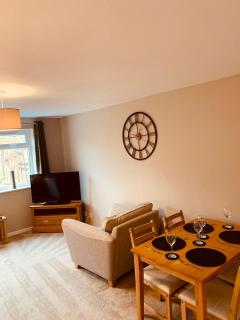 2 bedroom house walking distance to city centre WITH FREE PARKING - 4