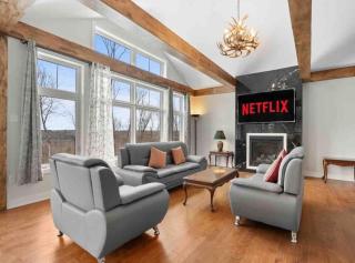 Muskoka Retreat Stunning Hilltop Views - Huntsville - 0
