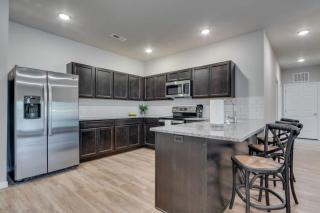 NEW Const Sleeps 6 Pool - close to Pkwy - 5