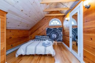 Bright and Cozy Treehouse Apartment - Burlington - 2