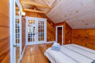Bright and Cozy Treehouse Apartment - Burlington - 1